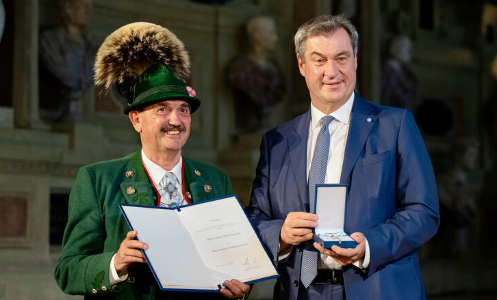 <p>Anton Hötzelsperger bei der Überreichung des Bayerischen Verdienstordens durch Ministerpräsiden Dr. Markus Söder.</p>
<p><strong>Bild von Rainer Nitzsche (www.samerbergernachrichten.de)</strong></p>
